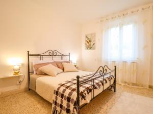 a bedroom with a bed and a window at The Cozy Apartment - Wi-Fi, Smart TV, Free Parking in Montecatini Terme