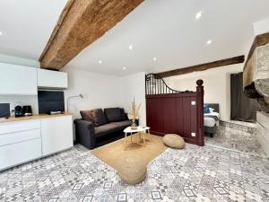 a kitchen and living room with a couch and a table at Le Petit Contour, Hyper centre de Rennes in Rennes