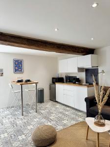 a living room with a kitchen and a table at Le Petit Contour, Hyper centre de Rennes in Rennes +20 photos