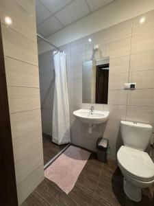 a bathroom with a toilet and a sink at Pokoje Tanie Spanie in Zator +10 photos