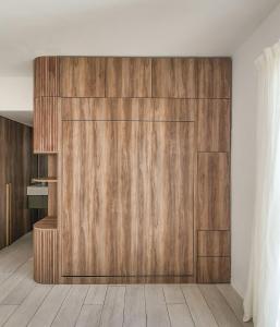 a large wooden wall in a room with wooden floors at Estudio moderno con vista al Polo | Las Cañitas in Buenos Aires
