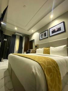 Rúm í herbergi á Ringruby Hotel, Eso Close
