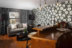 Ruang duduk di The Twelve Hotel