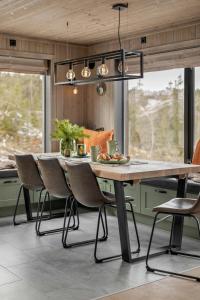 Χώρος καθιστικού στο Stylish Edge-Of-Forest Cabin By The Water