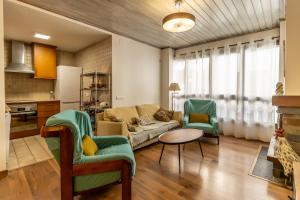 un salon avec un canapé, des chaises et une table dans l'établissement Apartamento San Fabian de Bossost, à Bossost 17 autres photos