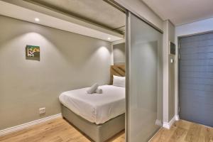 Katil atau katil-katil dalam bilik di Waterfront apartment with balcony & views +14 gambar