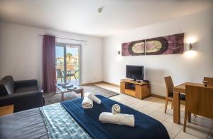 una camera d'albergo con un letto e un soggiorno di KÁ RICARDO - STUDIO 206 Vila Verde a Santa Maria