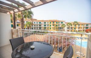 un tavolo e sedie su un balcone con vista sull'oceano di KÁ RICARDO - STUDIO 206 Vila Verde a Santa Maria