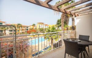 un balcone con tavolo e sedie e una piscina di KÁ RICARDO - STUDIO 206 Vila Verde a Santa Maria