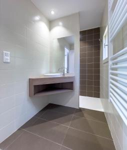 ein Badezimmer mit Waschbecken und Spiegel in der Unterkunft Maison double suite in Figeac