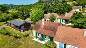 einen Blick über ein Haus mit Dächern in der Unterkunft Maison double suite in Figeac