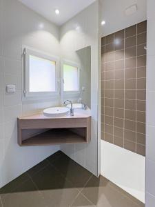ein Badezimmer mit Waschbecken und Spiegel in der Unterkunft Maison double suite in Figeac