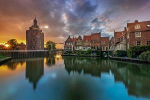 een stad met een rivier met gebouwen en een brug bij Vakantiewoning De "Toetenboet" in Hem