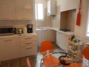 A kitchen or kitchenette at Apartment Camilla