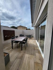 Μπαλκόνι ή βεράντα στο Location saisonnière à Saint-Thibéry - Appartement 88 m2 avec terrasse et garage
