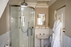 ein Badezimmer mit Dusche und Waschbecken in der Unterkunft Llangoed Hall in Bronllys + 33 Fotos
