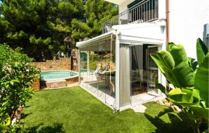 Bazén v ubytovaní Two-Bedroom Apartment In Ivan Dolac alebo v jeho blízkosti + 35 fotografií