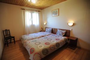 een slaapkamer met een groot bed in een kamer bij Casa Daniela in Calheta