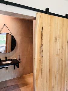 TV a/nebo společenská místnost v ubytování Guesthouse De Polderhoeve