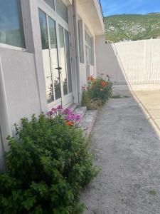 a house with flowers on the side of it at studio za dvije osobe in Mostar