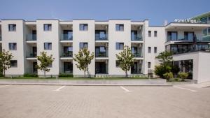 an empty parking lot in front of a building at Hotel Vigo in Eforie Nord
