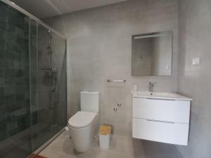 Ένα μπάνιο στο Modern, Spacious and Quiet Private Studio in Nazaré - Near Funicular
