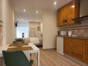 Η κουζίνα ή μικρή κουζίνα στο Modern, Spacious and Quiet Private Studio in Nazaré - Near Funicular