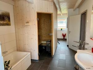 Ένα μπάνιο στο Ferienhaus Strandweh