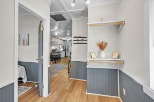 um corredor de escritório com um corredor que leva a uma sala em Mod Cottage em Wilmington