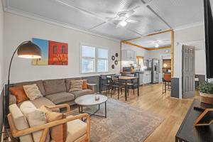 uma sala de estar com um sofá e uma mesa em Mod Cottage em Wilmington mais 9 fotografias