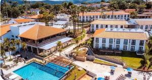 an aerial view of a resort with a swimming pool at Apto 1qto Quinta Santa Bárbara in Pirenópolis