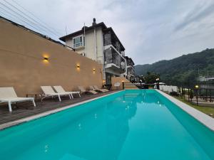 加平Interlaken Stay的一座大型蓝色游泳池,位于大楼旁边