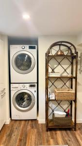 een wasruimte met een wasmachine en een wasmachine bij Private Apartment Where Remote Work Meets Real Comfort in Oakville