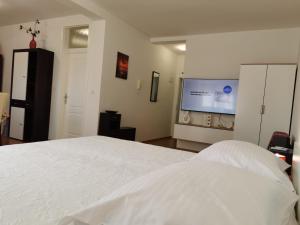 Postel nebo postele na pokoji v ubytování Apartments Mara Cres