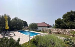 Bazén v ubytování Three-Bedroom Holiday Home In Vinjani Donji nebo v jeho okolí