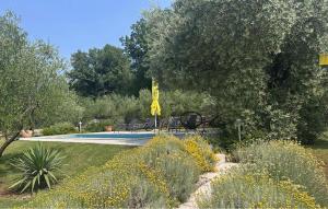 Zahrada ubytování Three-Bedroom Holiday Home In Vinjani Donji