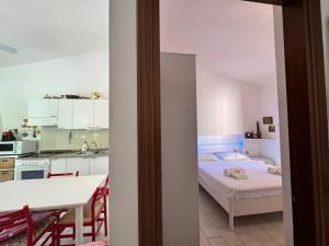 a small room with a bed and a kitchen at Green View, Geremeas, Sardegna in Maracalagonis