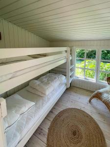 Postel nebo postele na pokoji v ubytování Southern Flair In Modern Danish Summer House