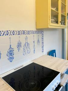 Køkken eller tekøkken på Thatched Cottage Near Dronningmølle Beach + 13 billeder