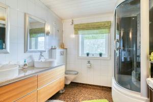 Koupelna v ubytování Lakeside Lodge With Fishing