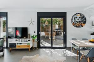 Una sala de estar con una mesa y un comedor. en Villa 11 Oasis del Mare, 5min Strand, Wifi, Klima, Fußbodenheizung, en Sa Ràpita