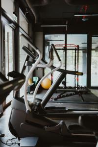 a gym with two treadmills on a treadmill at Apartamenty ARTE Lublin Unia Art Residence 35 garaż faktura VAT in Lublin