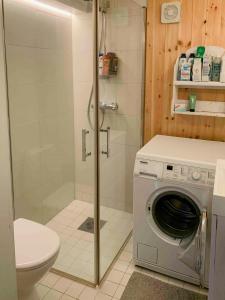 Ένα μπάνιο στο Idyllic Cabin With Sea View On Peaceful Island