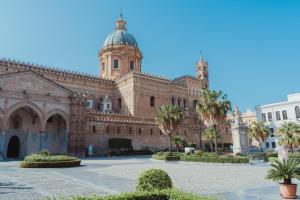 Un gran edificio con una torre encima. en Cattedrale Suite, en Palermo