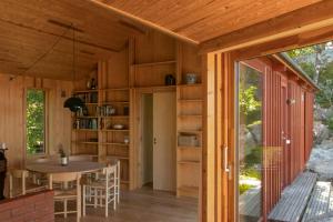 una cucina e una sala da pranzo di una casa in legno di Architectural Gem With A View Of Lyngør a Risør