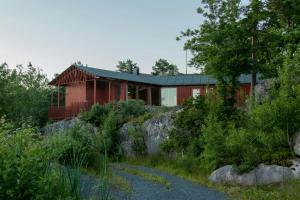una casa rossa con un tetto verde su una collina di Architectural Gem With A View Of Lyngør a Risør