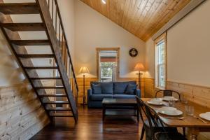 Χώρος καθιστικού στο Forest View Cabin