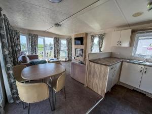 Kuchyň nebo kuchyňský kout v ubytování Stunning 8 Berth Caravan With Decking And Unlimited Wi-Fi, Ref 71012P