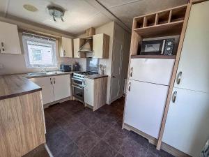 Kuchyň nebo kuchyňský kout v ubytování Stunning 8 Berth Caravan With Decking And Unlimited Wi-Fi, Ref 71012P + 11 fotografií