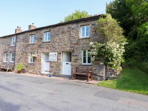 een stenen huis met een bankje ervoor bij The Old Dairy in Richmond